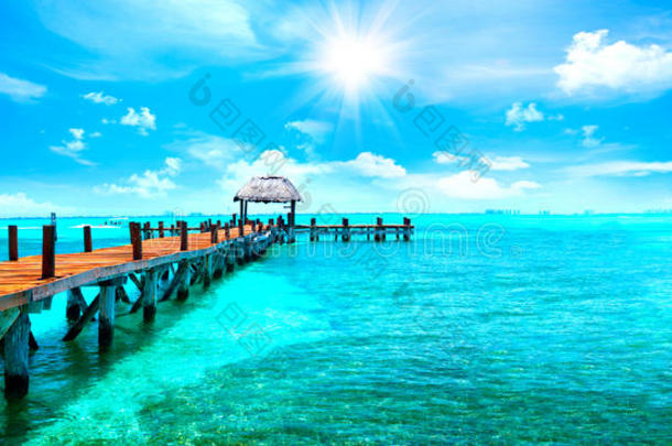 异国情调的热带度假胜地。 墨西哥坎村附近的码头。 旅行和度假的概念