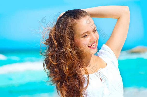美丽的年轻健康的女人在海洋背景下享受假期