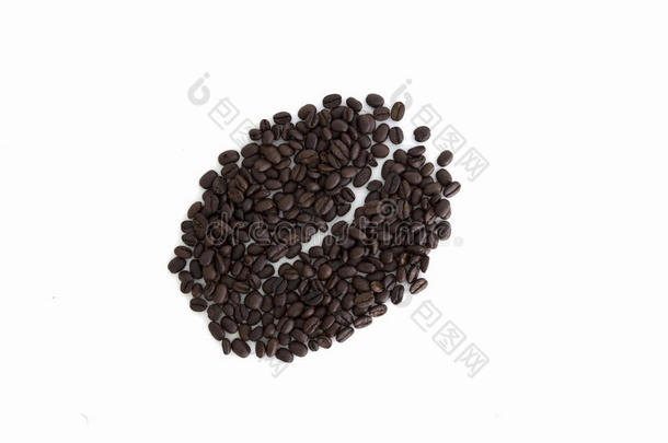 大咖啡豆形状由咖啡豆制成，白色背景