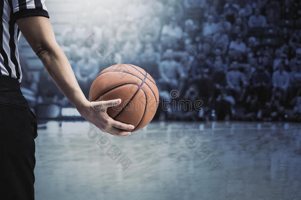 篮球裁判在篮球比赛中暂停时拿球