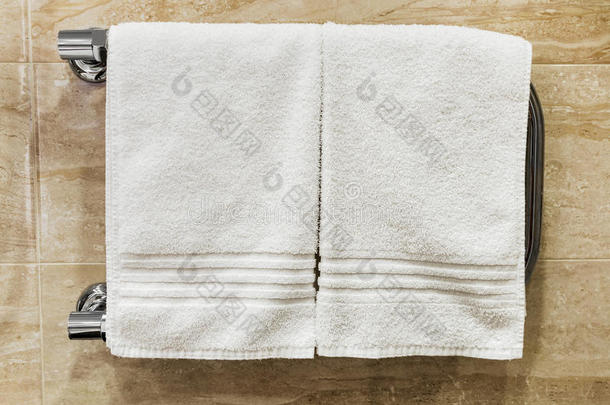 在加热的毛巾上干燥干净的毛巾