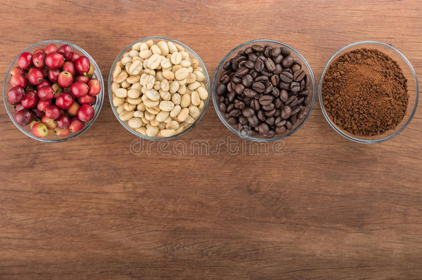 咖啡豆产品在木空间台面上观看
