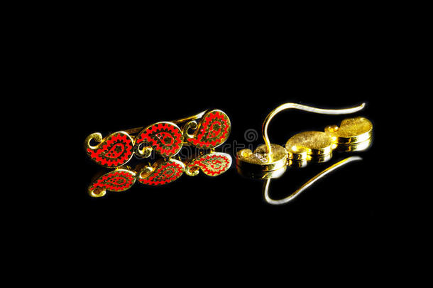 金色的东方土耳其古董女人`黑色背景上的手工珠宝。耳环，手镯，戒指，吊坠