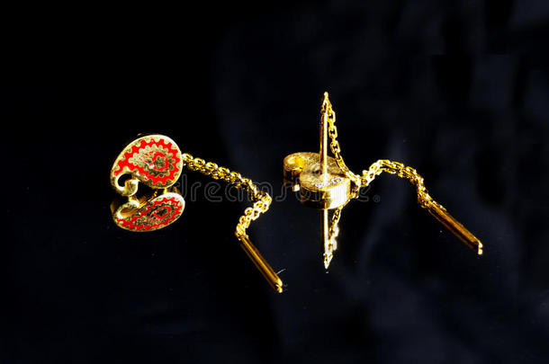 金色的东方土耳其古董女人`黑色背景上的手工珠宝。耳环，手镯，戒指，吊坠