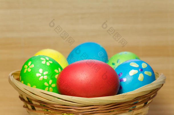 木制篮子里的复活节鸡蛋