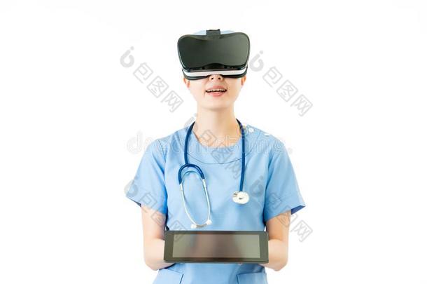 亚洲外科医生展示数字平板控制VR耳机屏幕