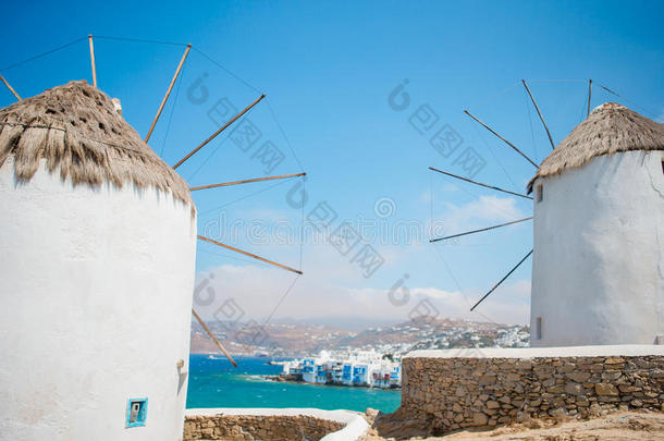 著名的风景，传统的希腊风车在<strong>米科诺斯</strong>岛日出，克莱兹，希腊
