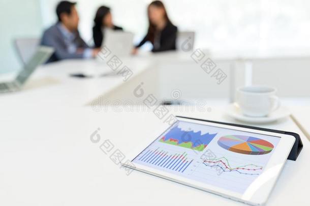 显示会议室数据图表的数字平板电脑