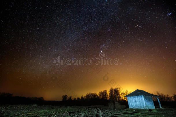 夜晚星空下的谷仓