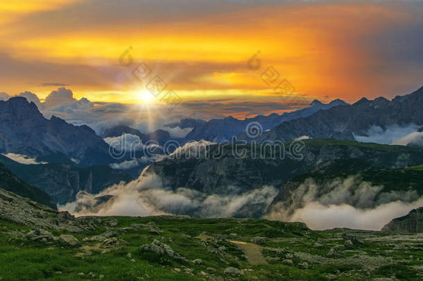 阿尔卑斯山梁美丽的云国家