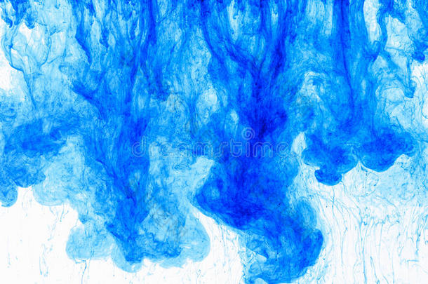 摘要背景。 蓝色墨水在水中，在运动中。 <strong>彩色</strong>滴旋。 <strong>彩色</strong>的白色<strong>颜料</strong>云。