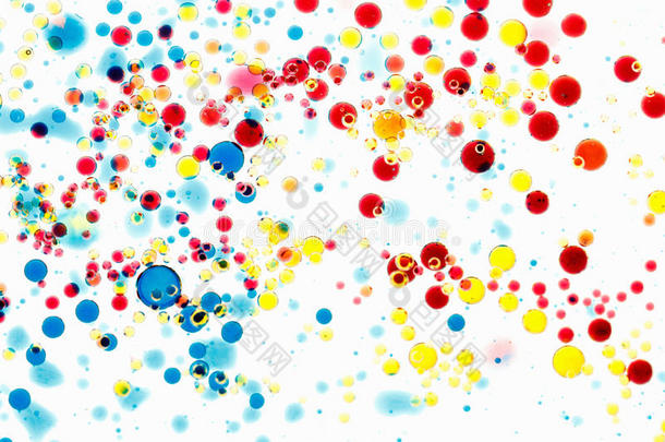 抽象多色背景。 油漆和墨水的气泡在白色的，滴的图案上。
