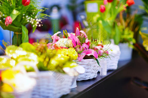 进入一家小花店。 新鲜的花。