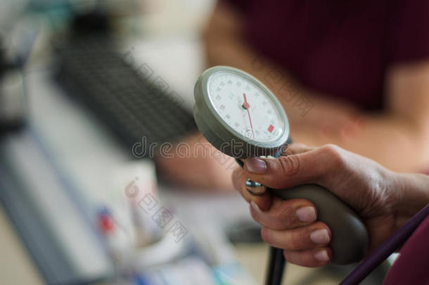 医生测量病人的血压