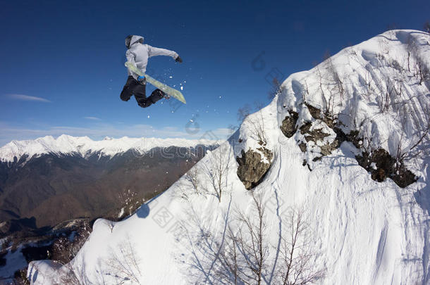 在山上飞滑雪板。 极限冬季运动。