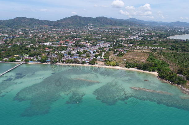 普吉岛Rawai海滩的海洋和海岸线的空中无人机照片