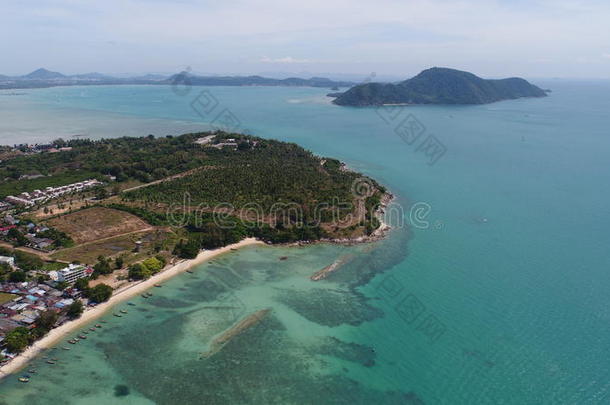 普吉岛Rawai海滩的海洋和海岸线的空中无人机照片