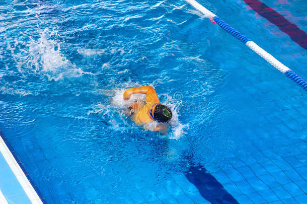 游泳池上的活动儿童游泳健身，比赛