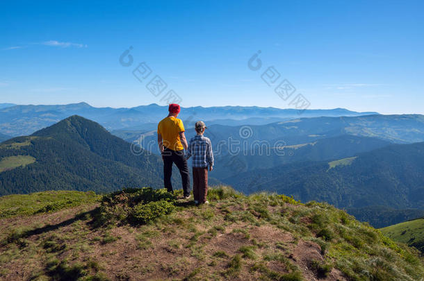 父子俩<strong>站在山顶</strong>，望着远方