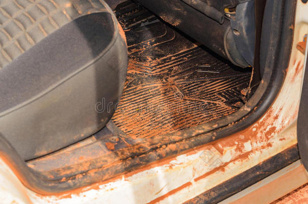 肮脏的汽车内部到处都是沙子和泥
