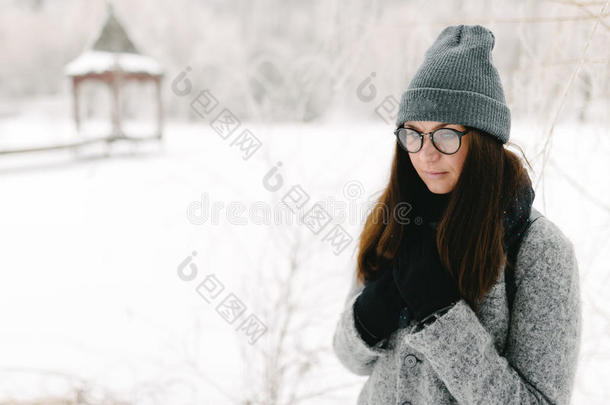 冬天穿灰色外套的女孩在桥上