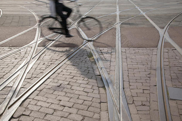 自行车和自行车在电车轨道上，鹿特丹