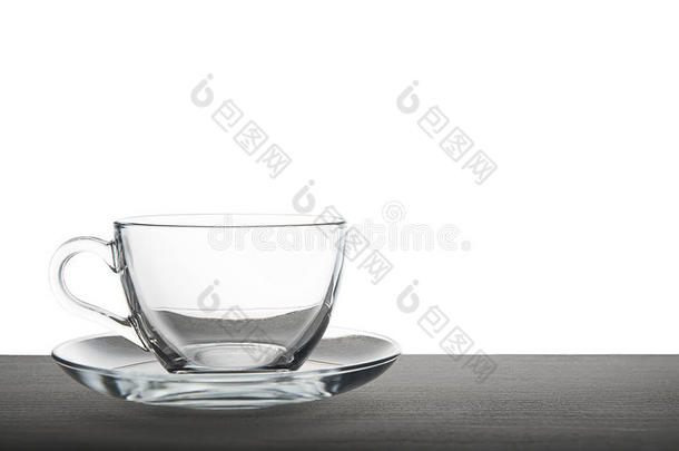 空透明茶杯隔离在白色背景上的木制茶杯上，模拟