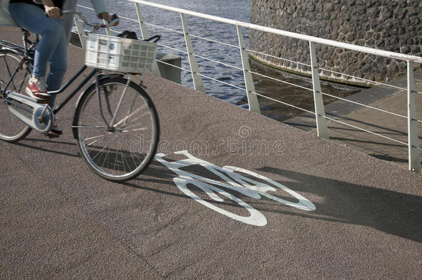 阿姆斯特丹自行车道标志和自行车手；荷兰