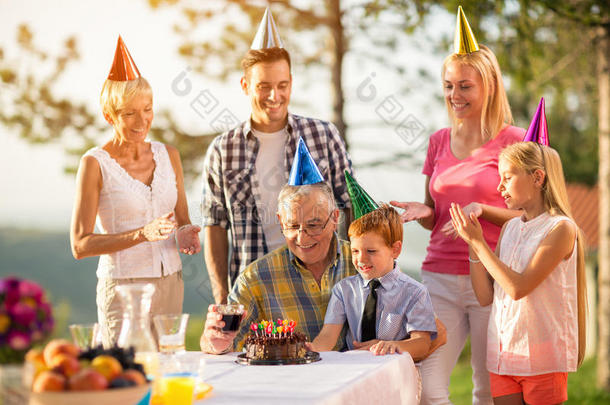 祖父和孙子在生日聚会上庆祝