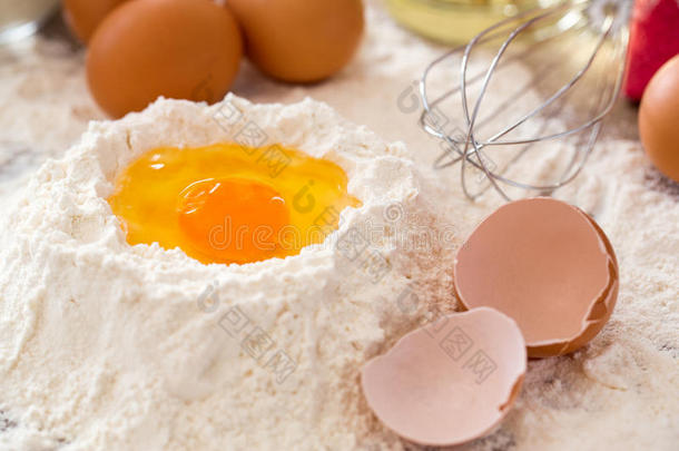 烘焙配料-混合鸡蛋和面粉烘焙蛋糕