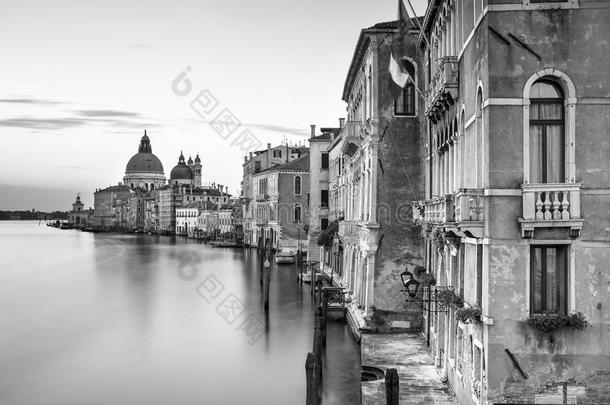 运河宏伟与罗西利卡圣玛丽亚德拉<strong>敬礼</strong>在背景，威尼斯，意大利