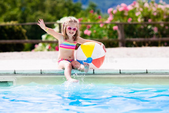 暑假在游泳池里的孩子图片