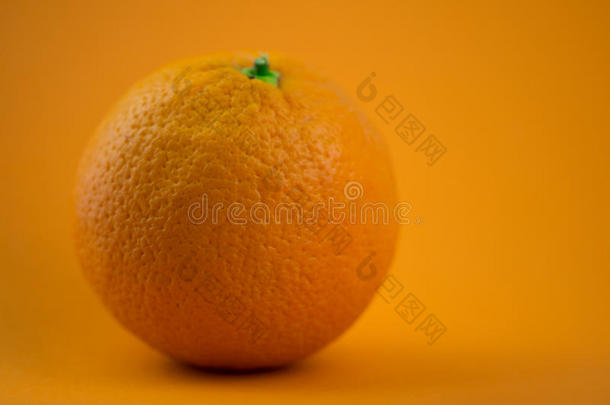 橙色背景的新鲜橙色