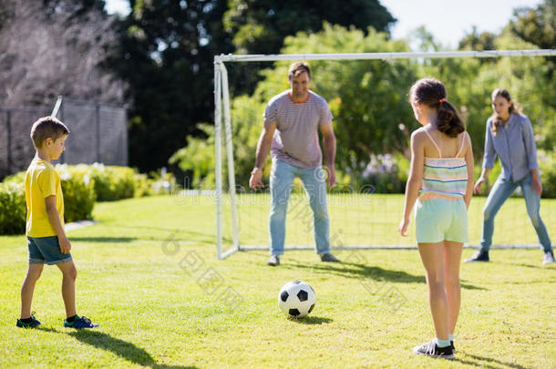 一家人一起在公园踢足球