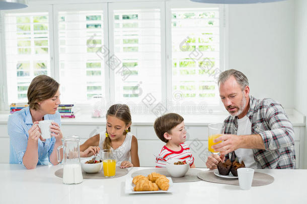 一家人在厨房吃早餐