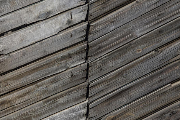 灰色谷仓木墙平面矩形纹理。 古老的木土灰色破旧的板条背景。 硬木黑暗