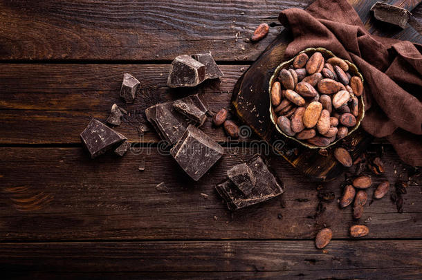 可可豆和巧克力在木制背景顶部视图