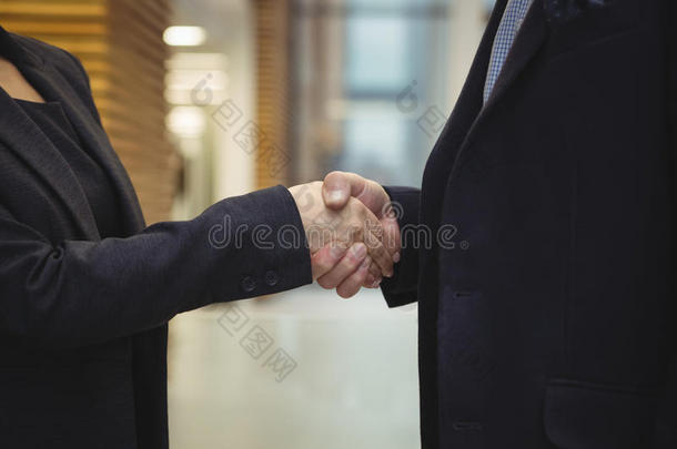 企业高管在办公室握手