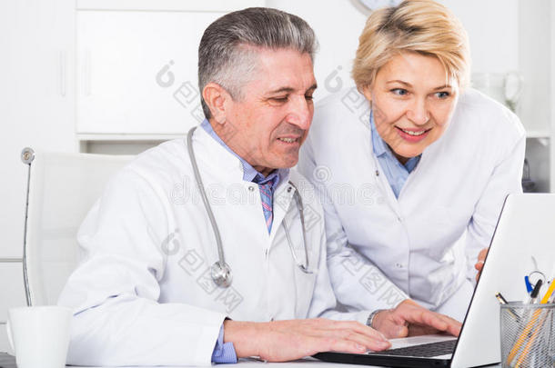 <strong>医生</strong>和护士阅读信息