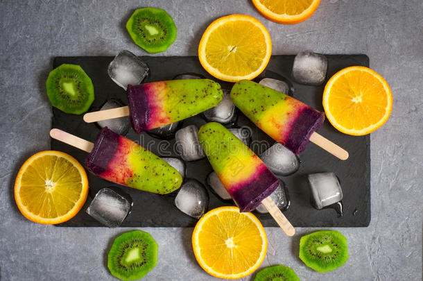彩色层冰淇淋在一根由天然水果制成的棍子上。 上面