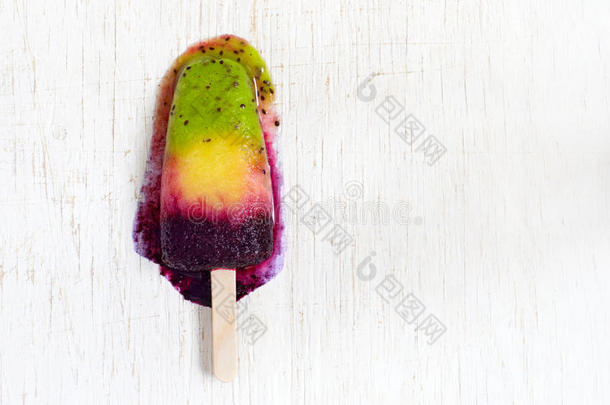 彩色层天然水果冰淇淋在棍子上。 顶部视图