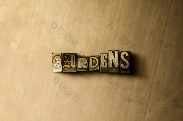 花园-在金属背景上的粗糙的老式排版词的特写