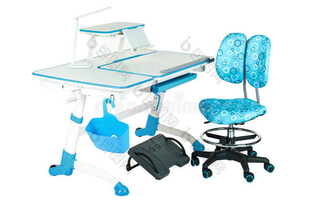 蓝色椅子，学校桌子，蓝色篮子，台灯和黑色支架下的腿