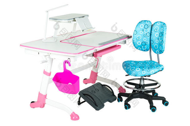 蓝色椅子，粉红色学校桌子，粉红色篮子，台灯和黑色支架下的腿