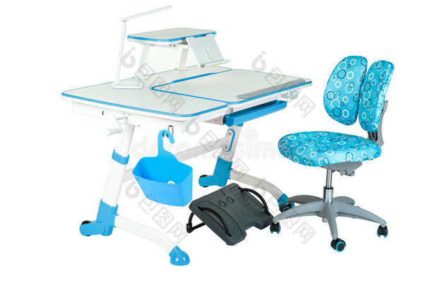 蓝色椅子，学校桌子，蓝色篮子，台灯和黑色支架下的腿
