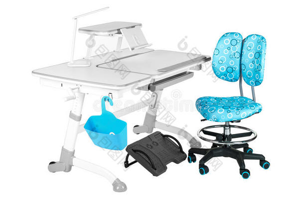 蓝色椅子，灰色学校桌子，蓝色篮子，台灯和黑色支架下的腿