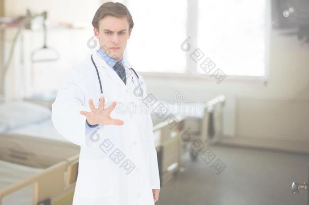 医生假装触摸一个看不见的屏幕