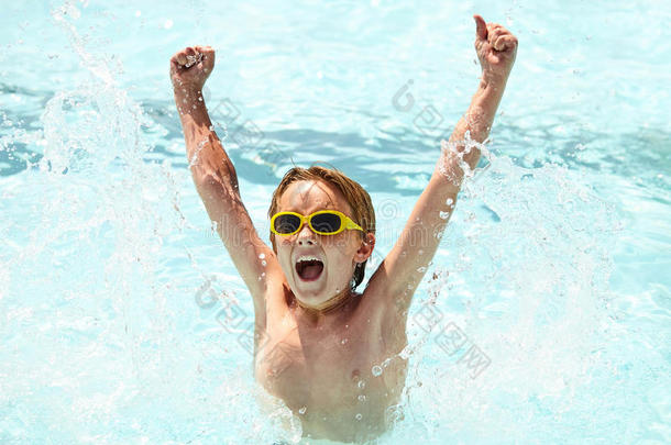 兴奋的小男孩在游泳池里玩得很开心