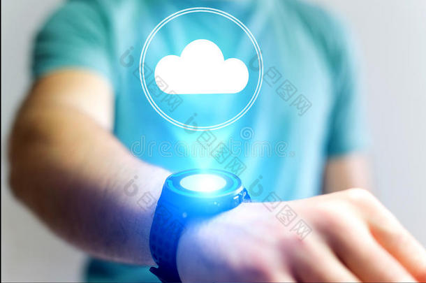 云存储图标的概念<strong>飞出</strong>一个智能手表技术的概念