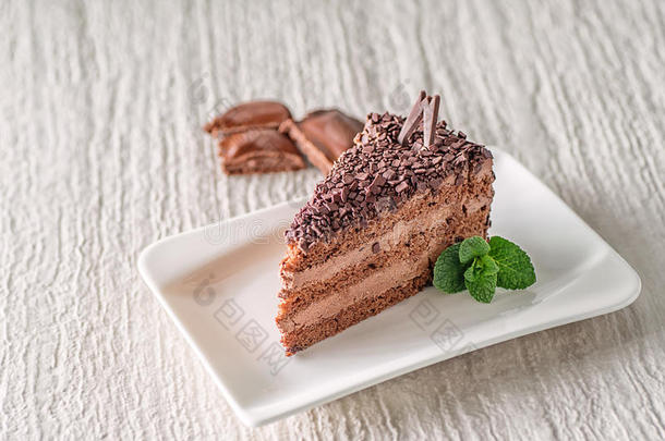 巧克力或咖啡奶油蛋糕在白色<strong>盘子</strong>与薄荷叶，无麸质蛋糕，产品<strong>摄影</strong>的糕点